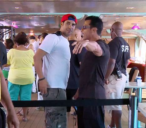 NKOTB Danny señalando