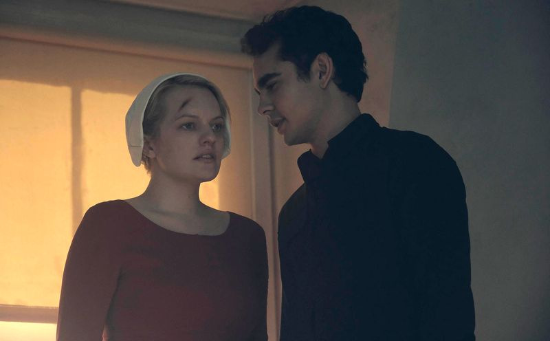 Elisabeth Moss a Max Minghella vo filme The Handmaid