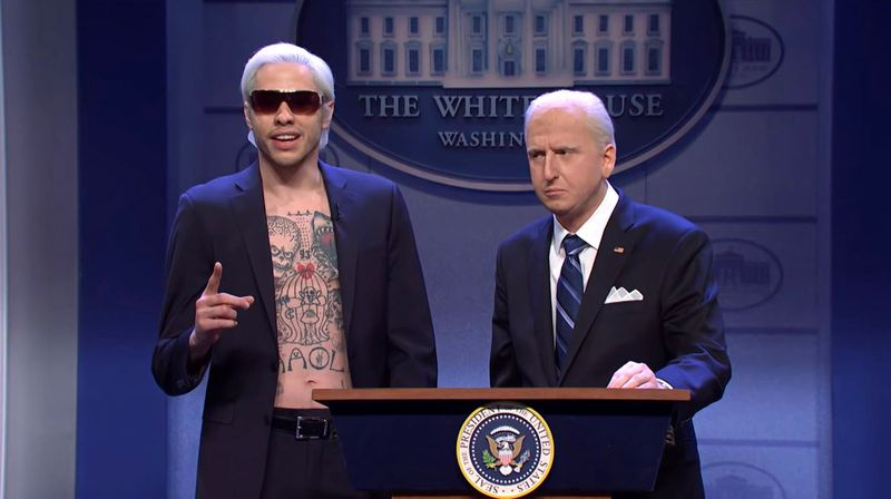 ピート・デイヴィッドソンが「SNL」のオープニングで、キム・カーダシアンのロマンスの中で今年は「もっと楽しく」していると冗談を言う