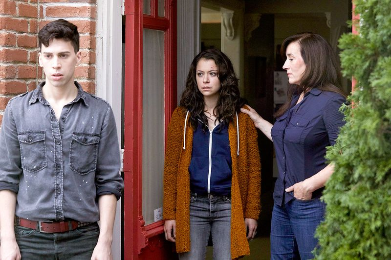 Felix (Jordan Gavaris), Sarah (Tatiana Maslany) et Mme S (Maria Doyle Kennedy) dans Orphan Black.