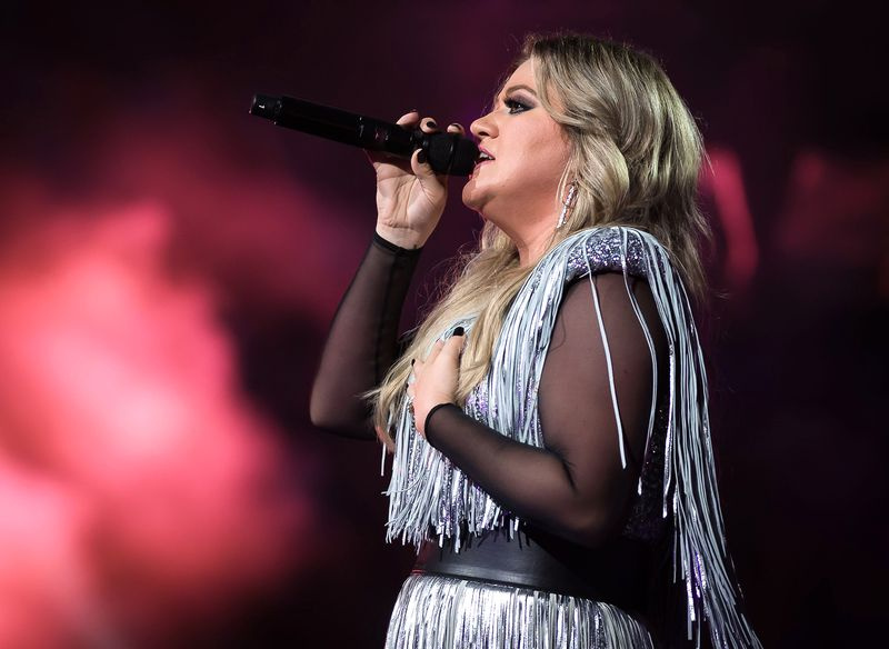 Kelly Clarkson voulait «ressentir toutes les sensations» avec sa chanson de rupture de Noël au milieu du divorce