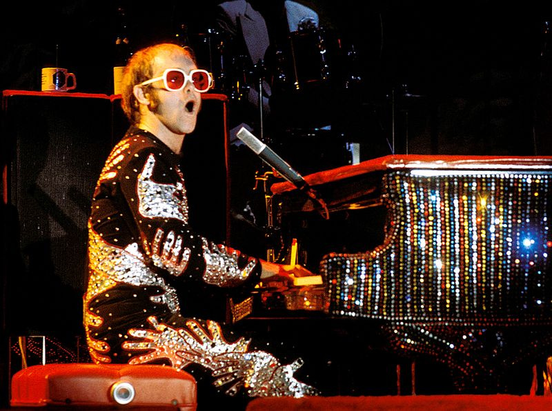 Elton-John-actuando-1970