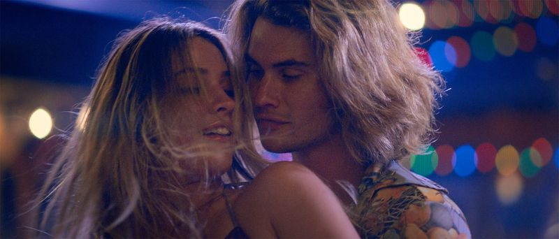 Outer Banks Chase Stokes e Madelyn Cline ficam aconchegantes em Kygo Hot Stuff Music Video 1
