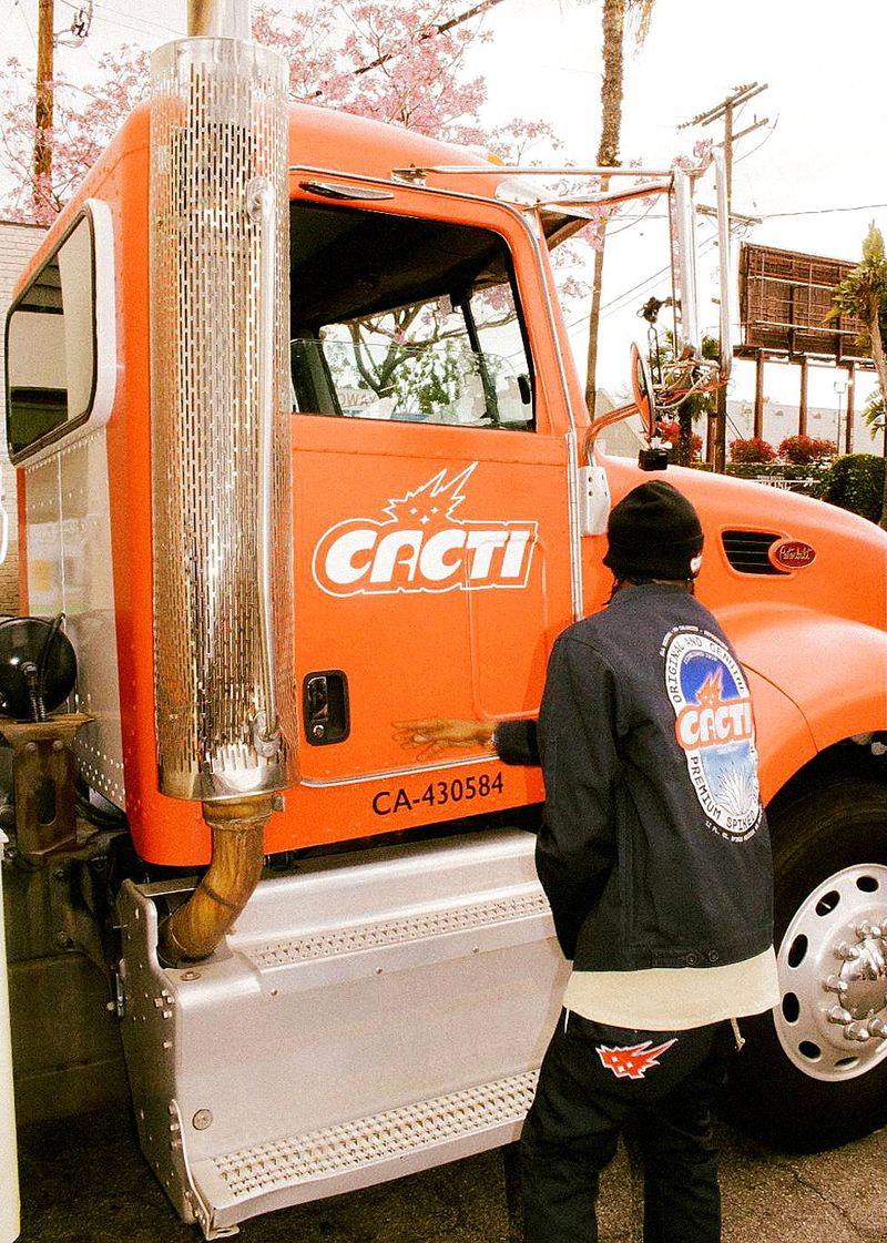 Travis Scott Anheuser-Busch Nový CACTI Seltzer letí z regálov