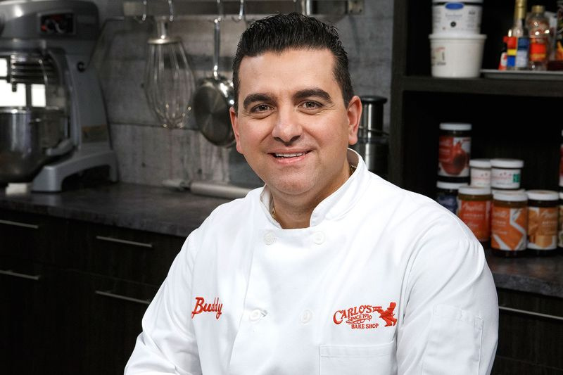 Cake Boss Buddy Valastro tente de glacer le gâteau après un accident de bowling