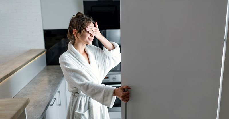 femme-affamée-frigo