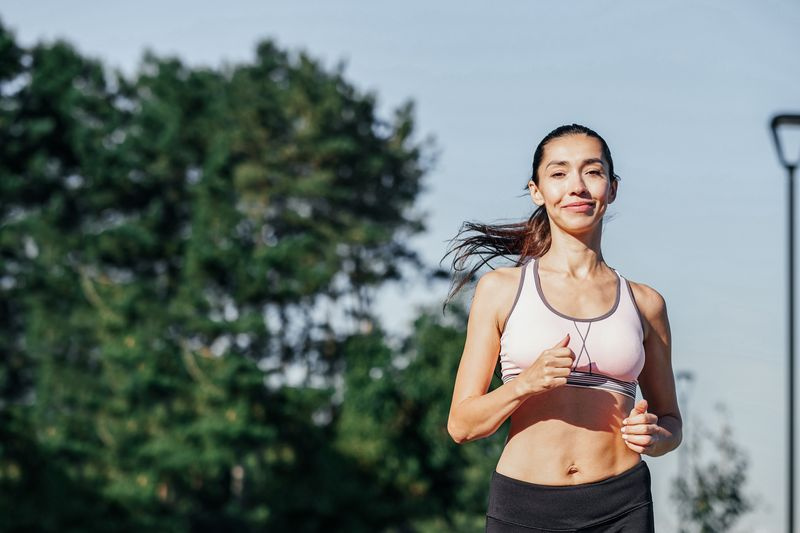mujer corriendo afuera