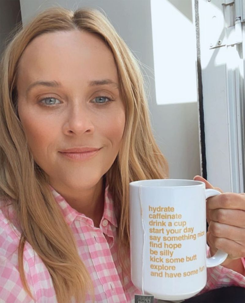 reese-witherspoon-ružová-gingham-tričko