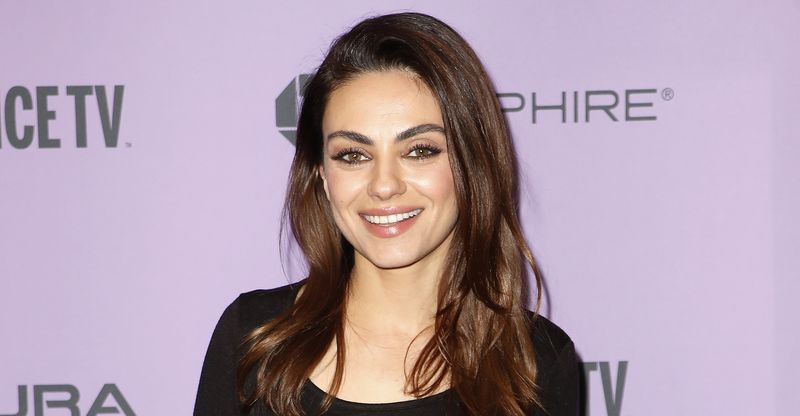 mila-kunis-jeans-sneakers-estilo