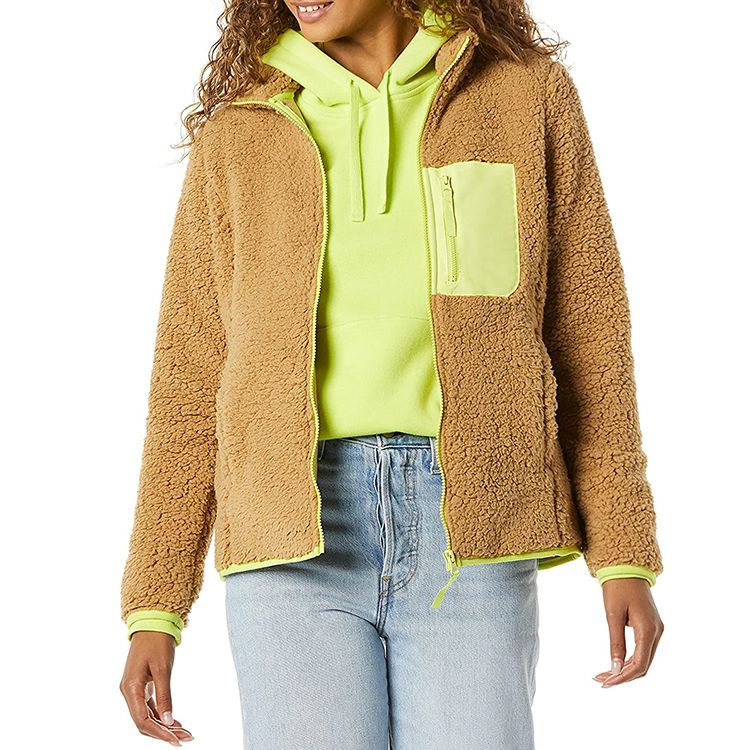 Chaqueta sherpa camel y verde lima