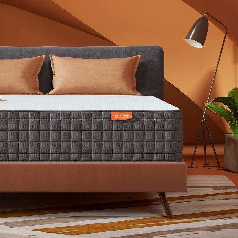 Matelas en mousse à mémoire de forme infusée de gel Sweetnight Queen Size 10 pouces pour soulager les maux de dos et un sommeil frais