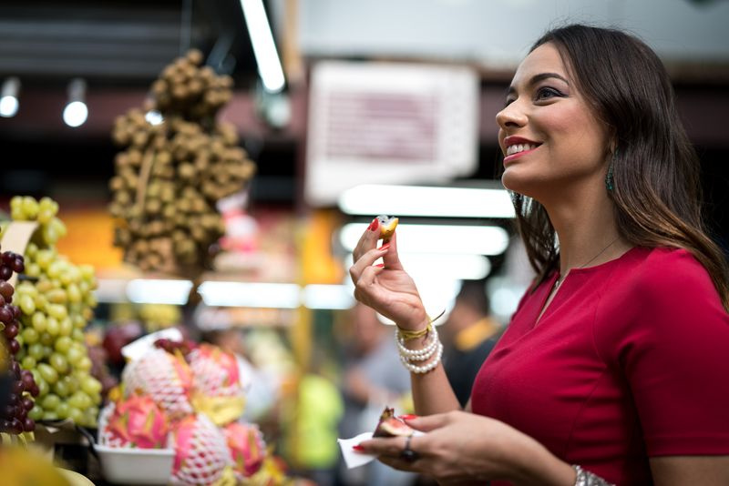 Femme visitant le marché aux fruits