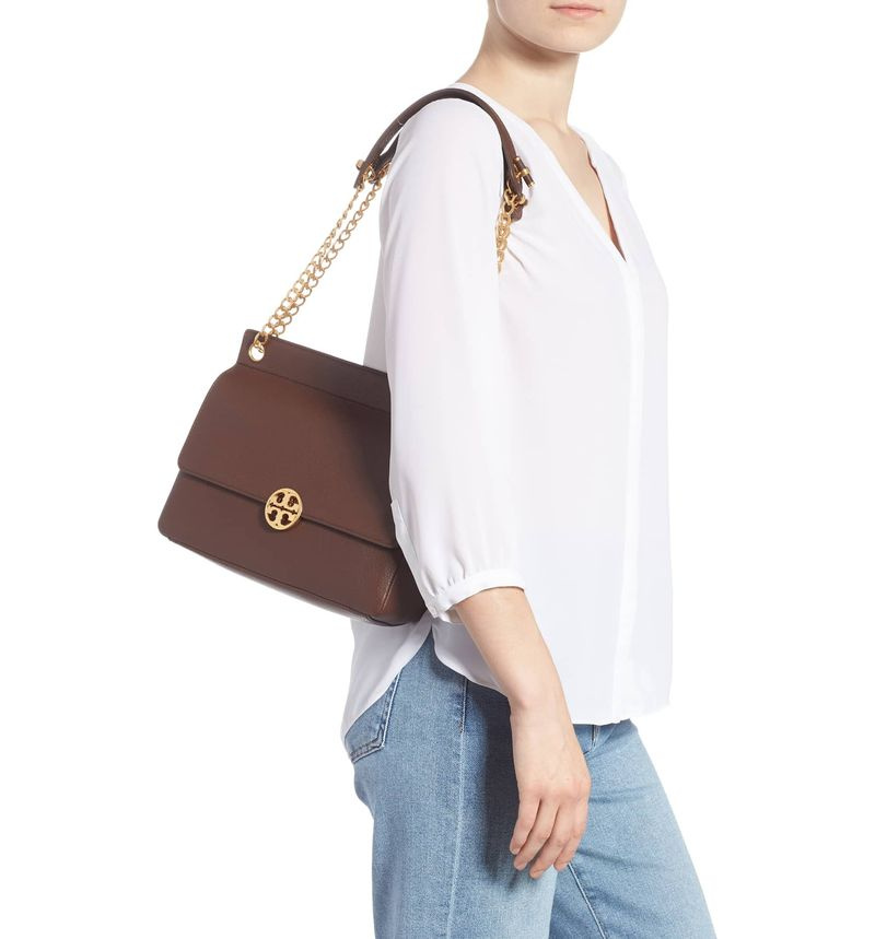 tory burch sac à bandoulière à rabat chelsea en marron sur un modèle