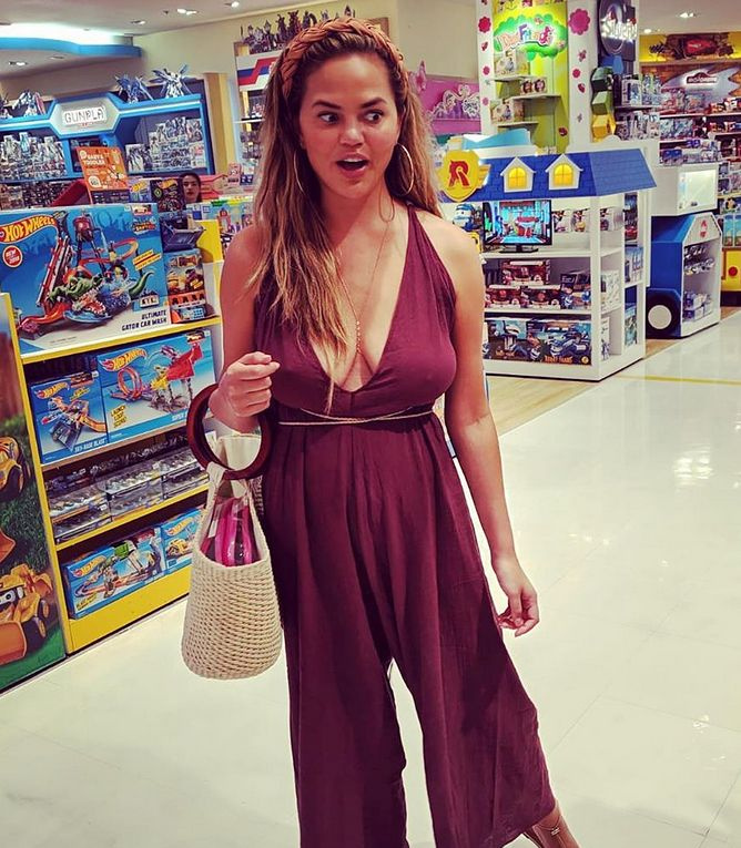 Chrissy-Teigen-Wardrobe-Funkce
