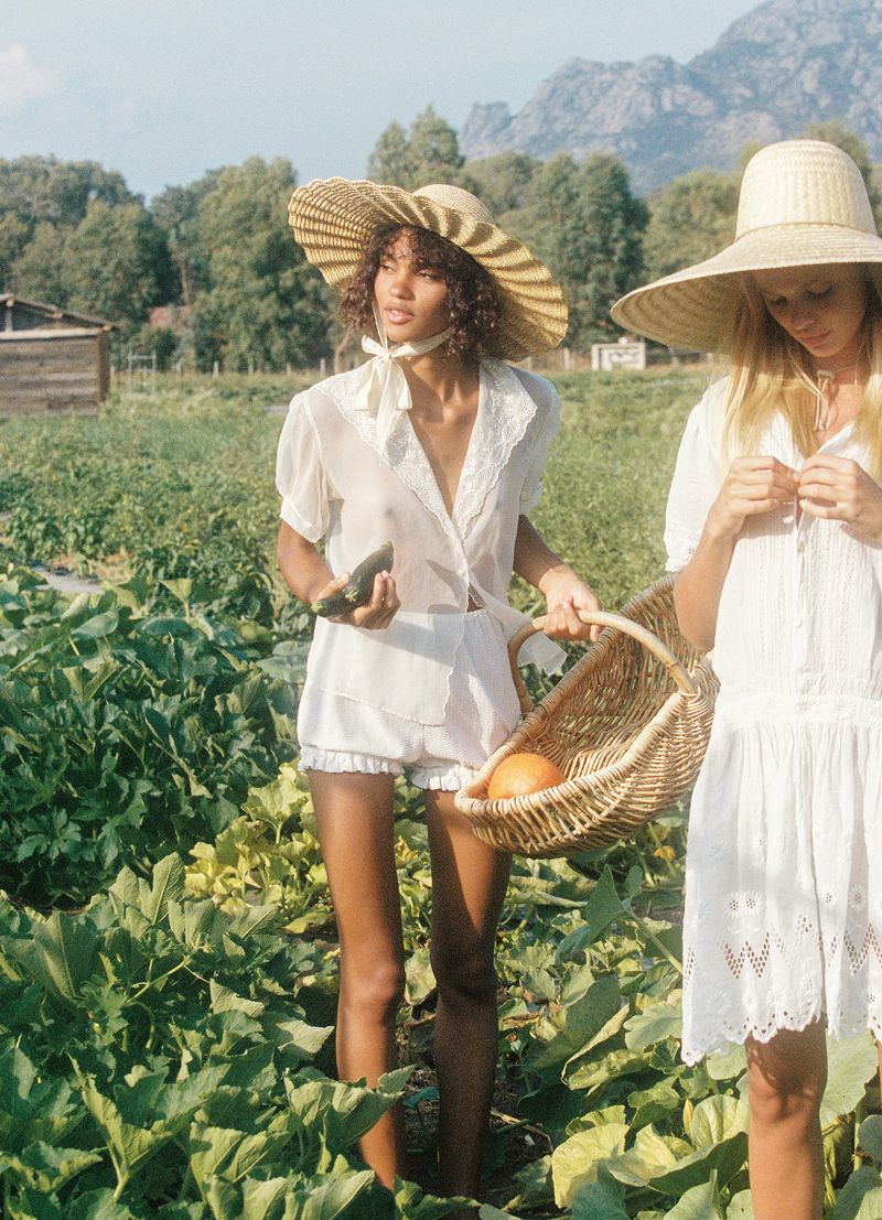 Un créateur de couleurs qui manque de couleurs dit que les chapeaux seau sont à la mode