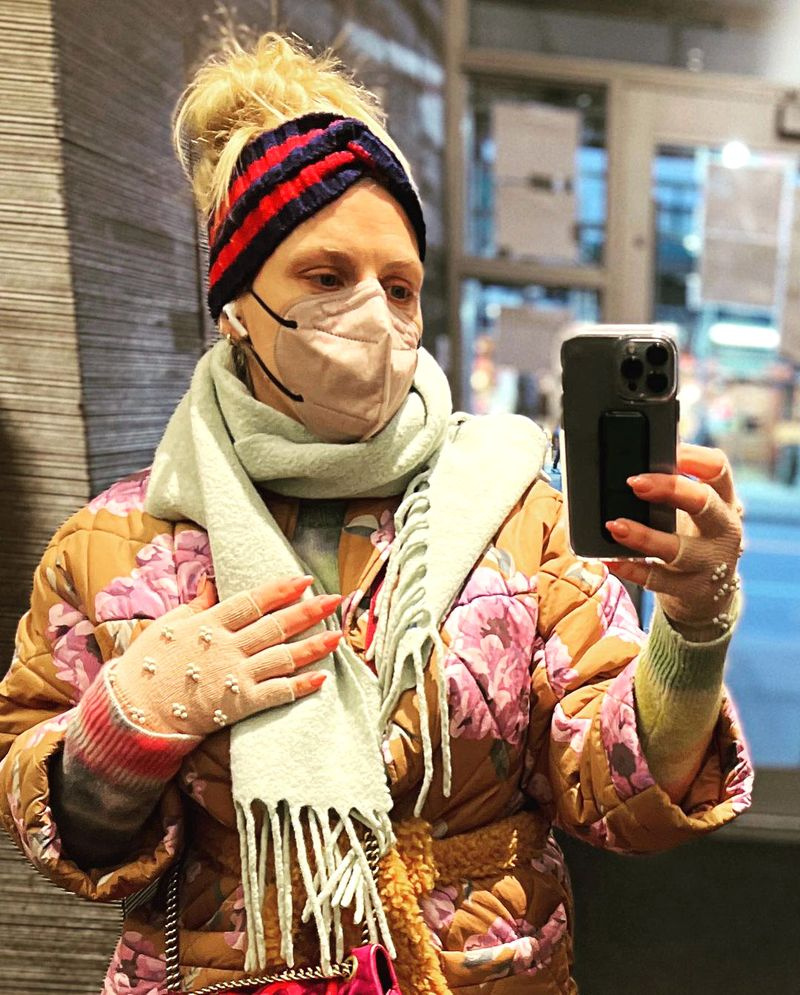 Busy Philipps bromea diciendo que no sabe cómo vestirse para el clima de Nueva York:
