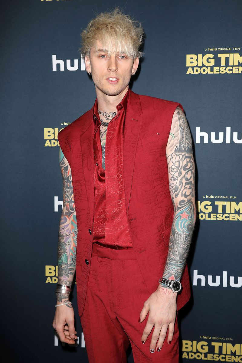 Machine Gun Kelly se afeita la cabeza y presenta el tatuaje en el cuero cabelludo más loco Red Vest Red Pants