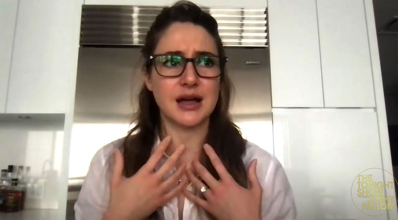 Shailene Woodley sa na dnešnej večernej show blysla zásnubným prsteňom od Aarona Rodgersa