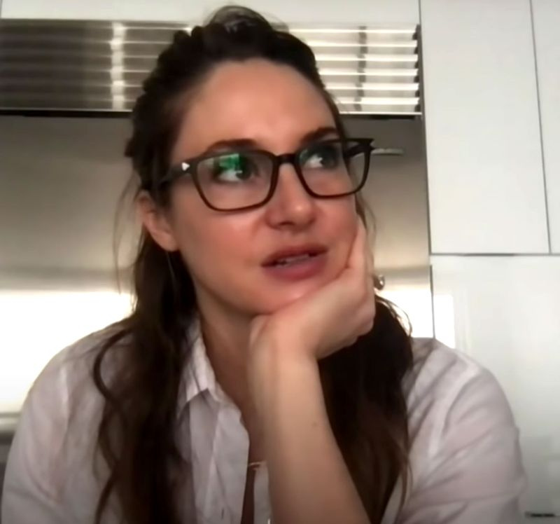 Shailene Woodley sa na dnešnej večernej show blysla zásnubným prsteňom od Aarona Rodgersa
