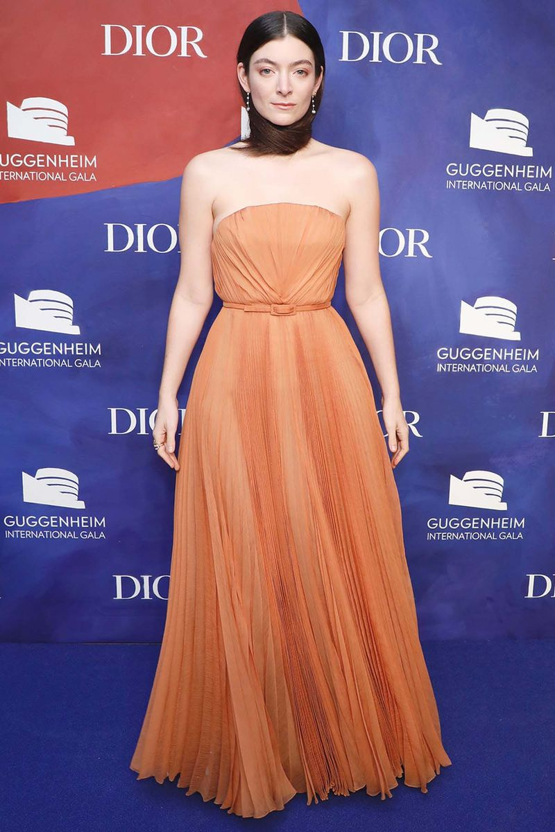Um Lorde vient de porter son écharpe de cheveux tapis rouge