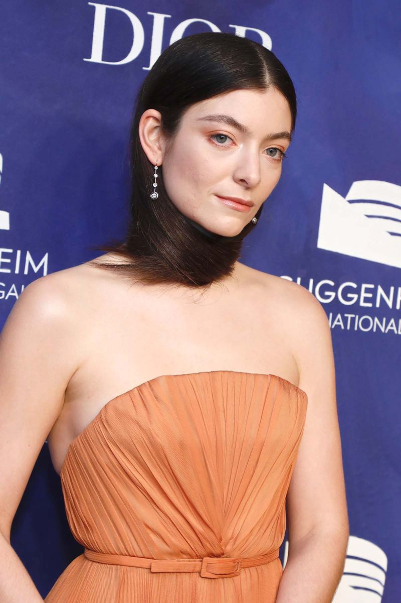 Um Lorde vient de porter son écharpe de cheveux tapis rouge