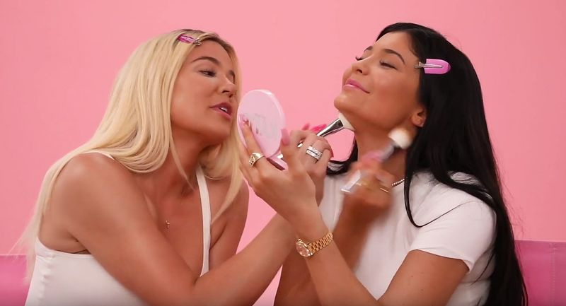 Khloe-Kardashian-Kylie-Jenner-piedzēries-makeup