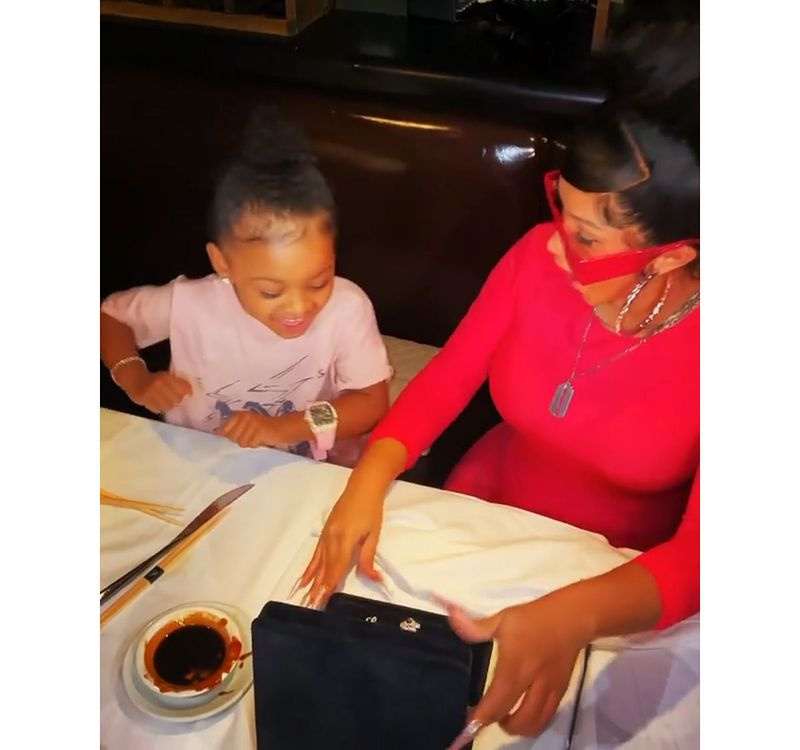Cardi Bは、3歳の誕生日に推定150,000個のダイヤモンドネックレスで娘の文化を驚かせます4