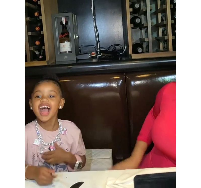 Cardi Bは、3歳の誕生日に推定150,000個のダイヤモンドネックレスで娘の文化を驚かせます3