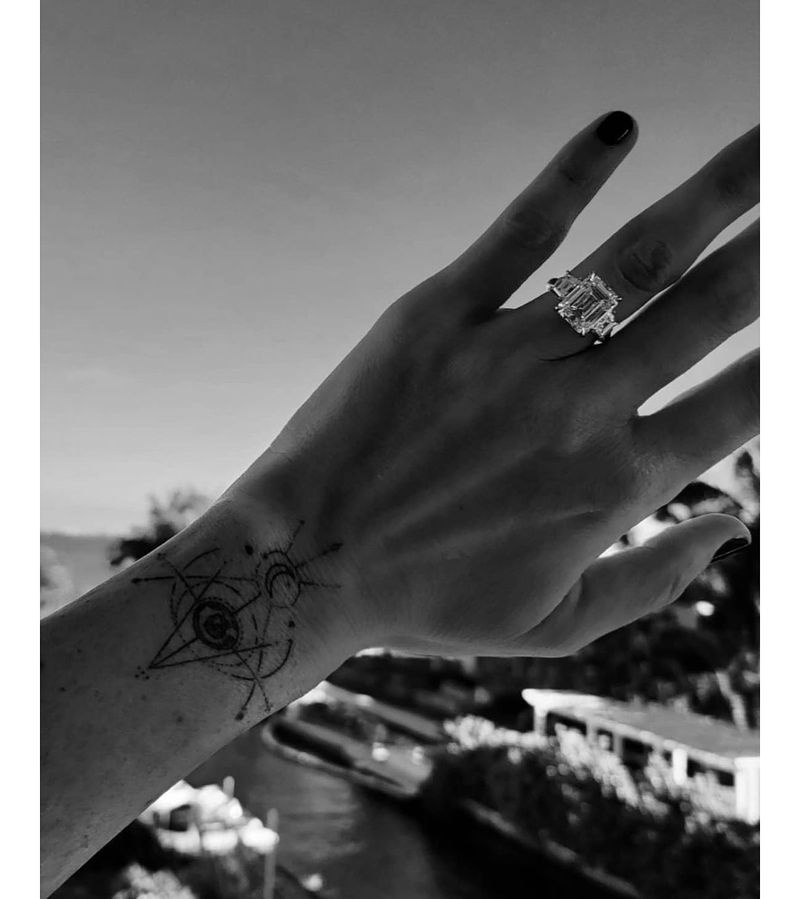 ジリアンマイケルスはフィアンセデシャンナミニッツに推定8カラットの婚約指輪を贈りました2