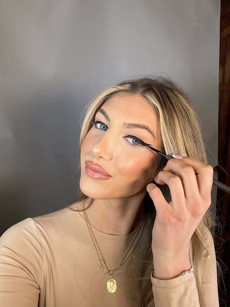 Kaderník Kim Ks Chris Appleton ukazuje, ako láme dokonalý sviatočný glam
