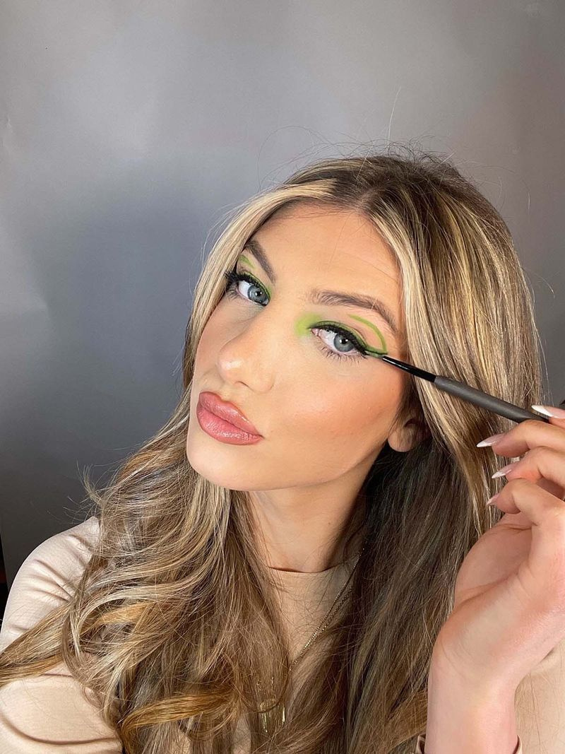 Kaderník Kim Ks Chris Appleton ukazuje, ako láme dokonalý sviatočný glam