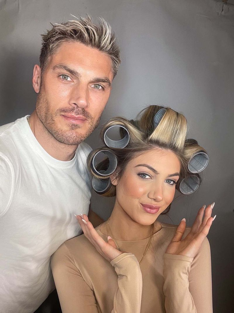 Kaderník Kim Ks Chris Appleton ukazuje, ako láme dokonalý sviatočný glam