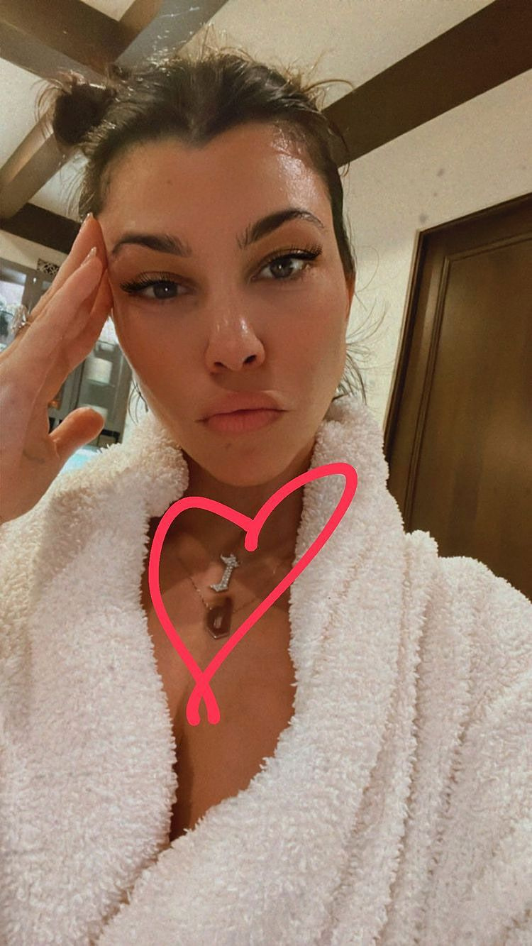 Kourtney Kardashian modela un collar de 8.145 diamantes dedicado a Travis Barker