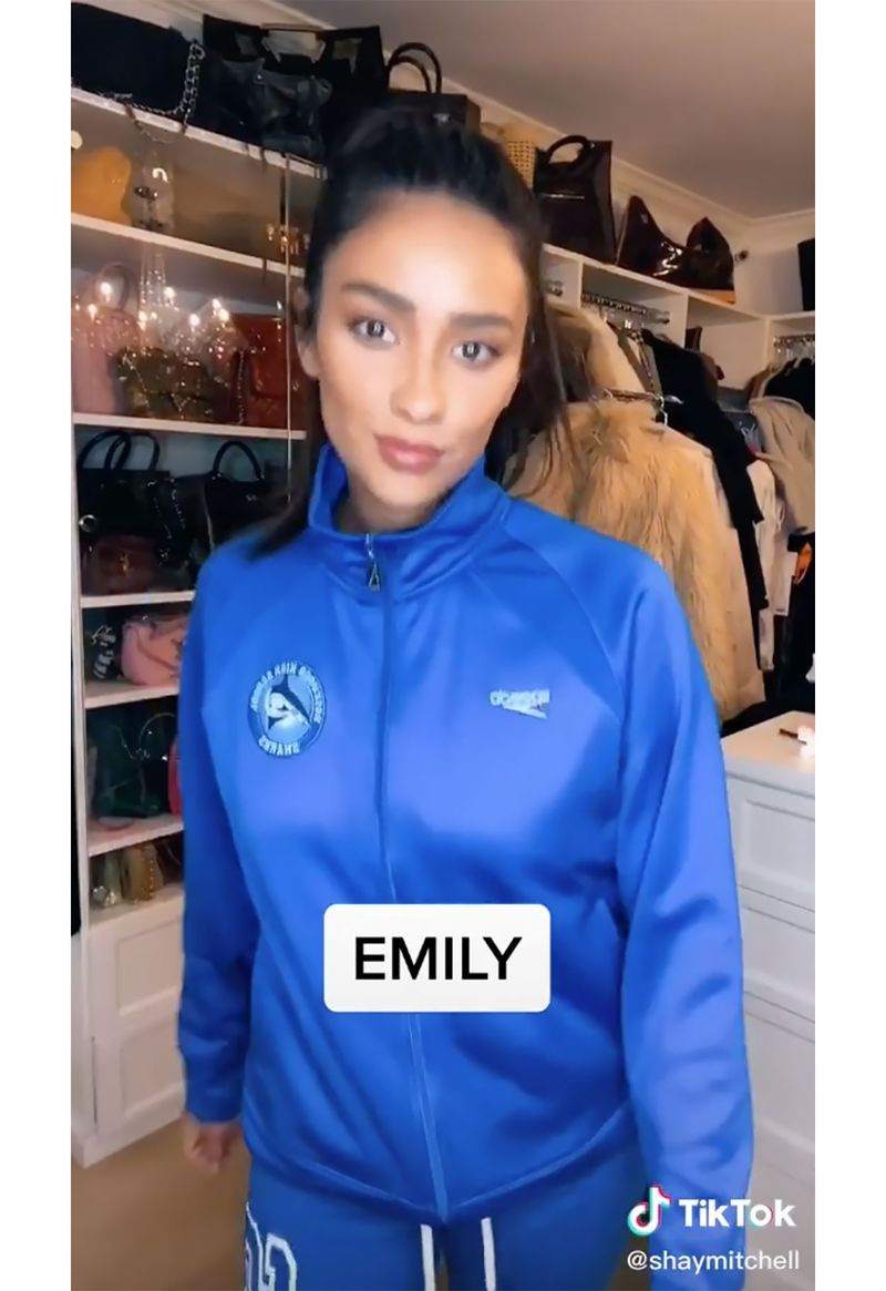 Ritorno al passato! Shay Mitchell indossa nuovamente la tuta da nuoto