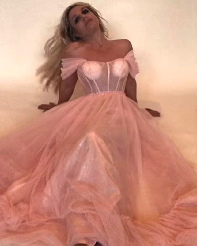 El vestido de novia de Britney Spears está siendo diseñado por Versace, y se está haciendo