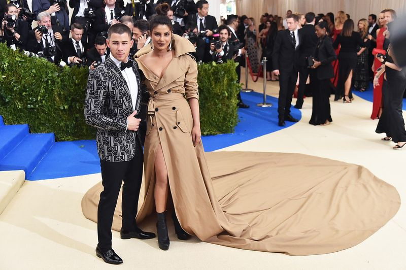 Priyanka Chopra bestätigt, dass sie ein maßgeschneidertes Brautkleid von Ralph Lauren tragen wird