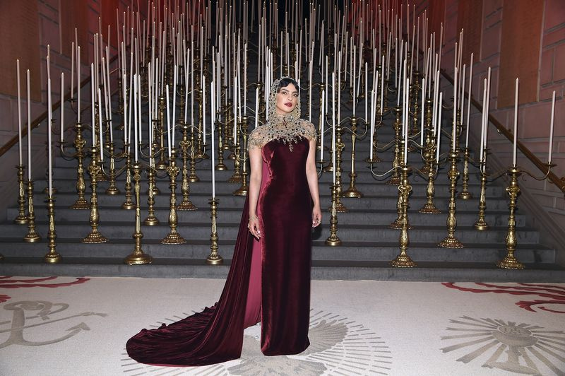 Priyanka Chopra bestätigt, dass sie ein maßgeschneidertes Brautkleid von Ralph Lauren tragen wird