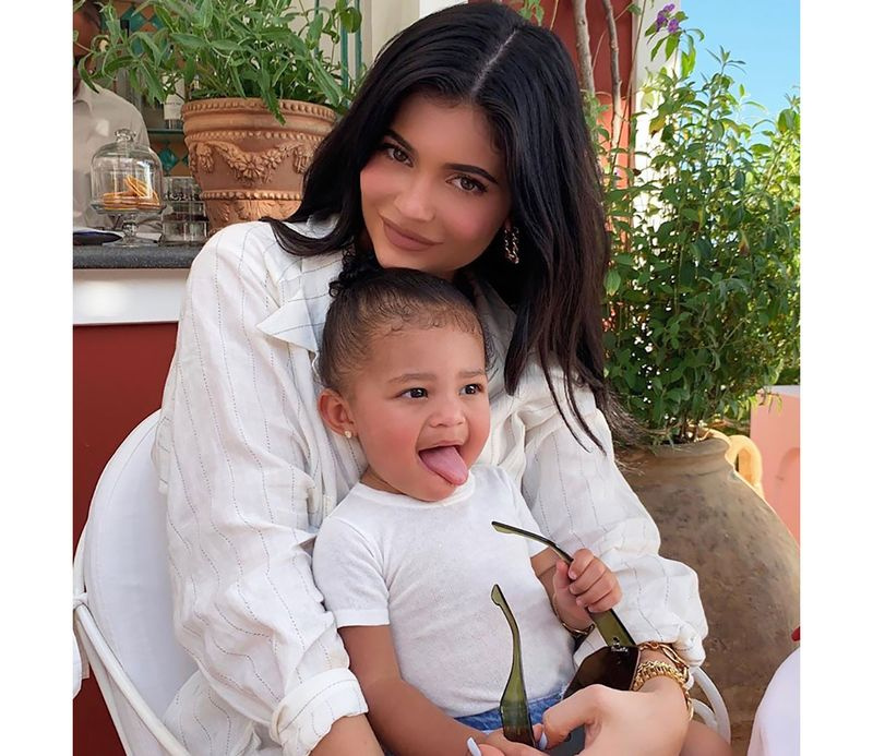Stormi Webster ayuda a Kylie Jenner a desempacar zapatos Balenciaga de $3,250