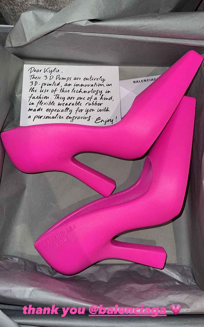 Stormi Webster ayuda a Kylie Jenner a desempacar zapatos Balenciaga de $3,250