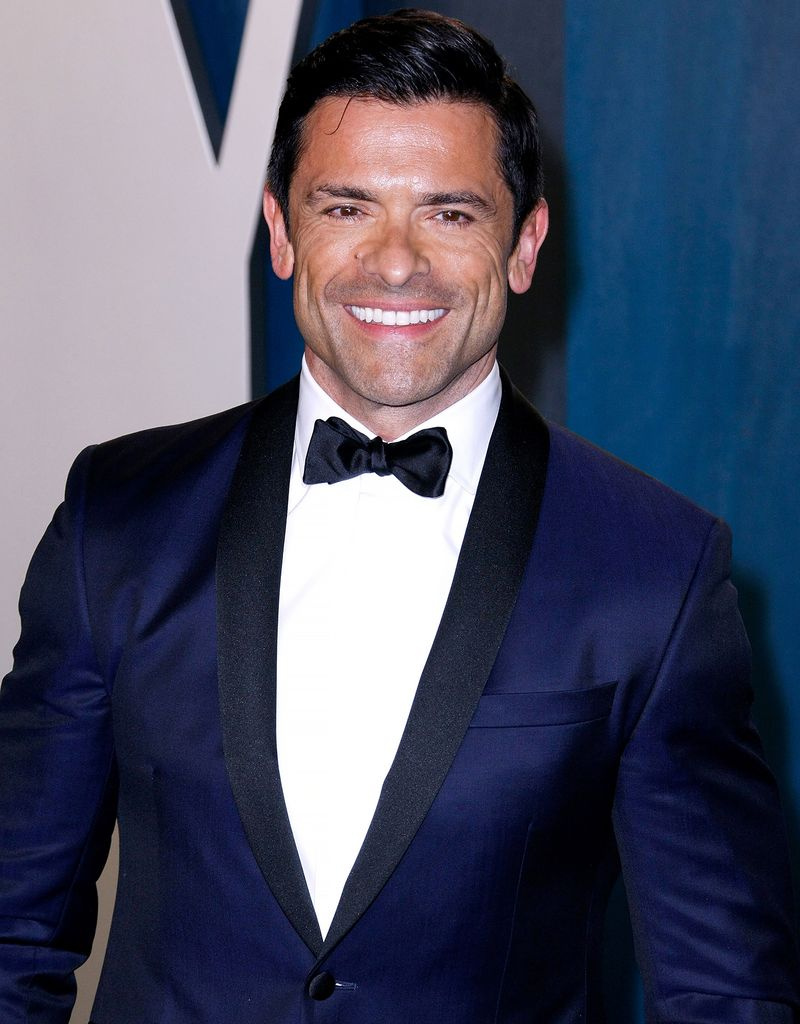Mark Consuelos presenta un nuevo y único tatuaje de bíceps de un esqueleto espeluznante