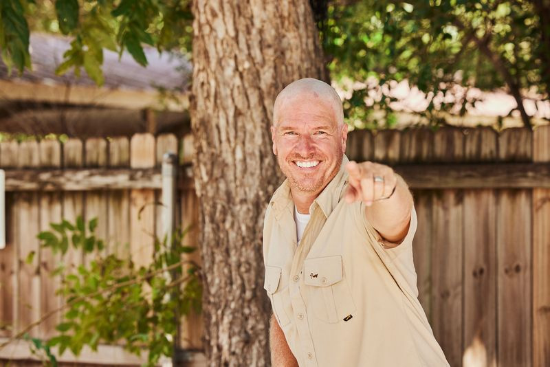 うわあ!チップゲインズは髪の毛を剃った後、認識できないように見えます:「それは禿げ頭です」