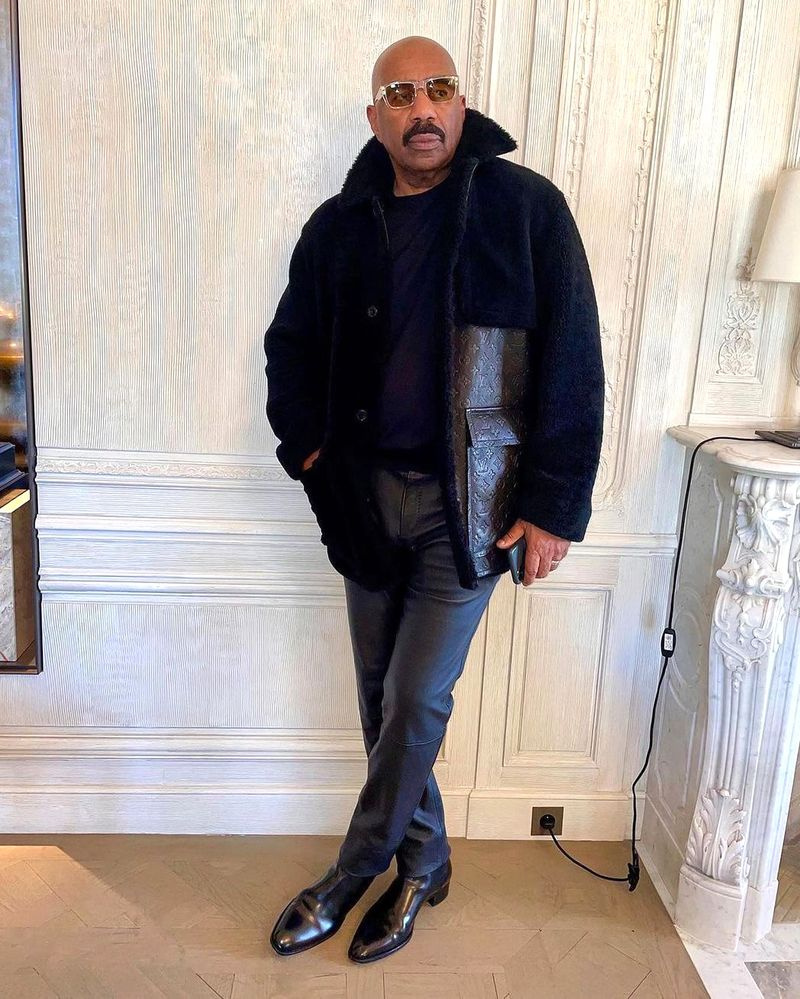Steve Harvey, de 64 años, está decidido a mantener sus atuendos a la moda: