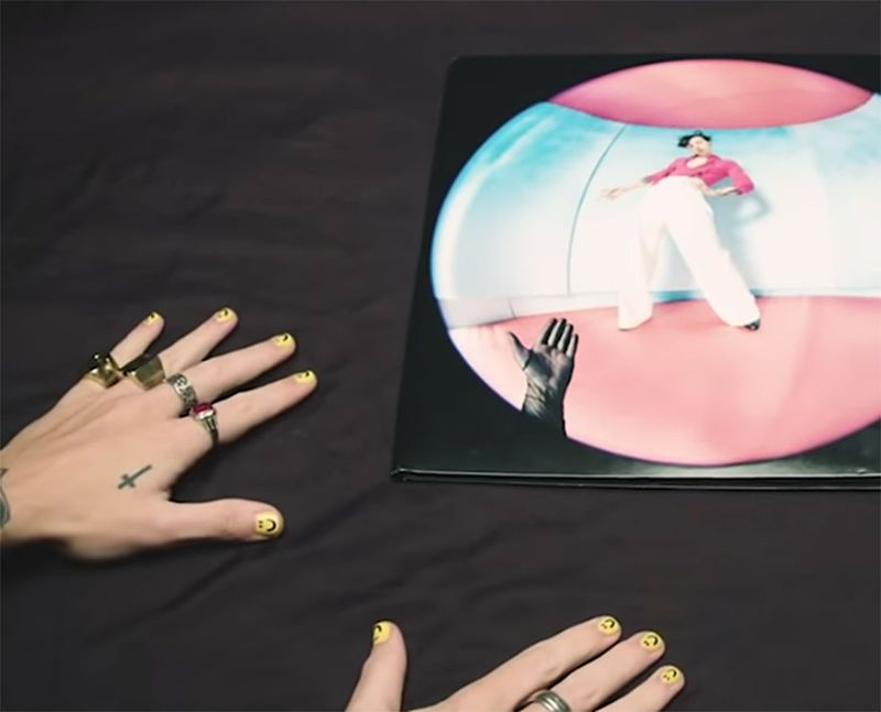 Manicure esportiva amarela Harry Styles