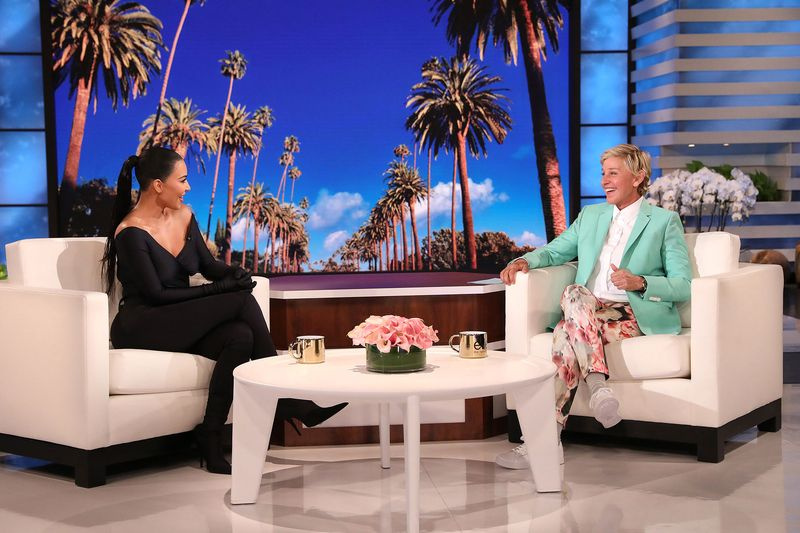 キム・カーダシアンは、息子の詩篇の金の鎖が偽物であると仮定して、エレン・デジェネレスを修正します