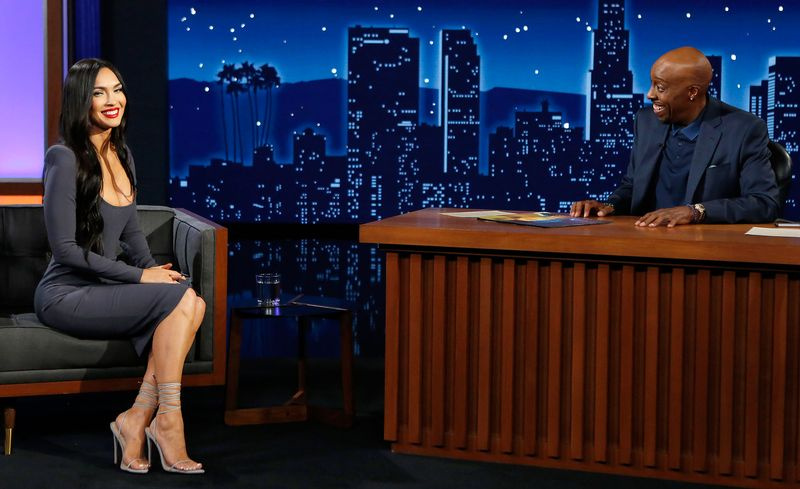 Megan Fox koordinerer bevidst outfits med maskingevær Kelly Jimmy Kimmel Live Arsenio Hall