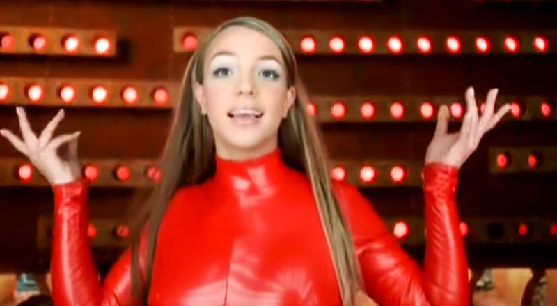 Miley Cyrus tiene un momento de moda retro de Britney Spears