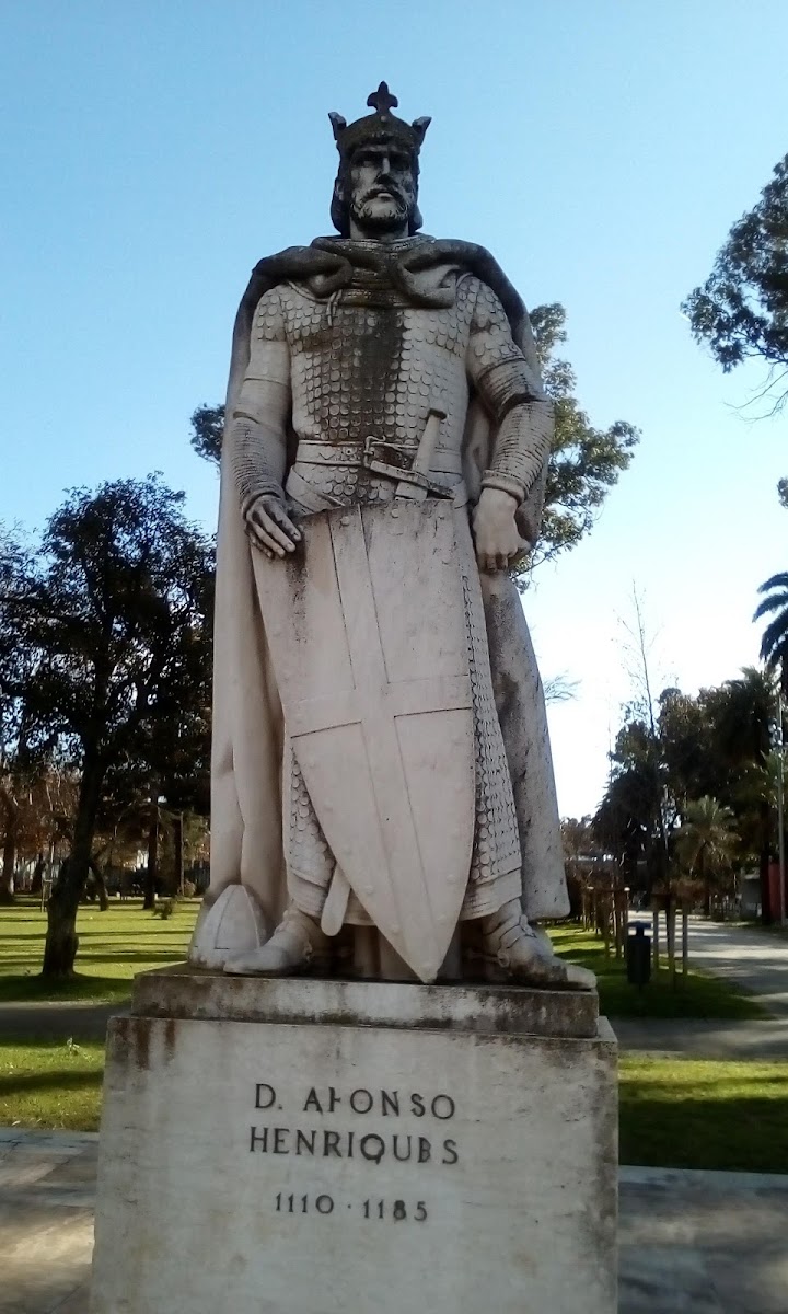 Estátua de pedra de D. Afonso Henriques