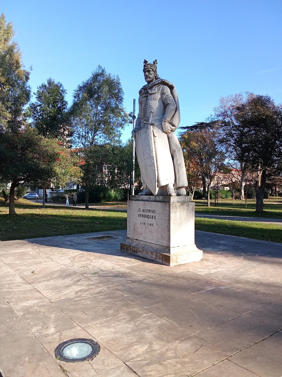 Estátua de pedra de D. Afonso Henriques foto 3