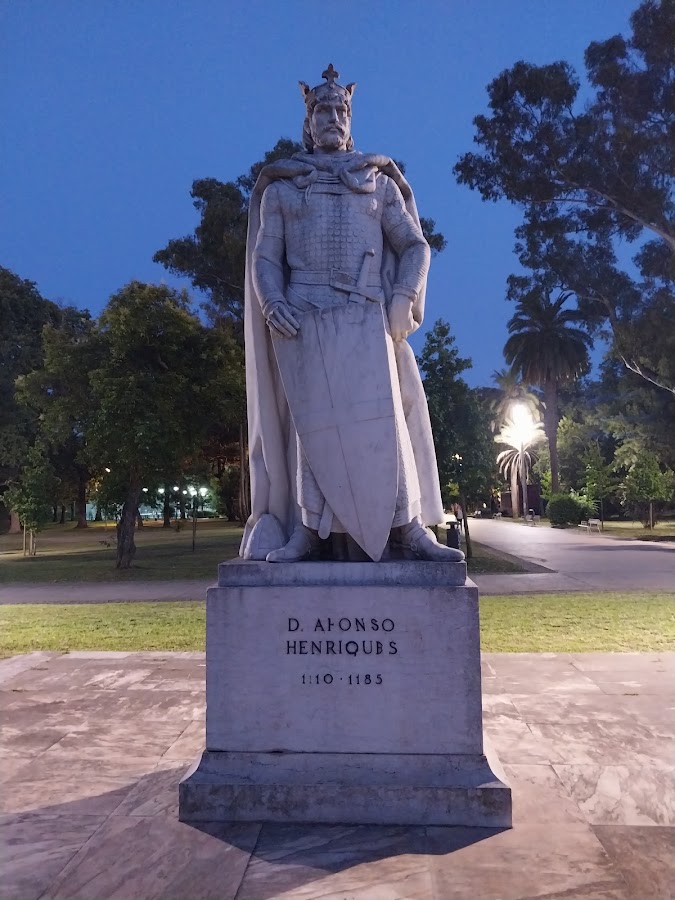 Estátua de pedra de D. Afonso Henriques foto 6