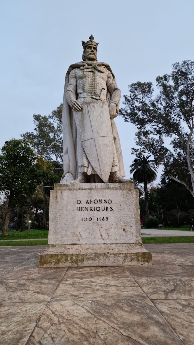 Estátua de pedra de D. Afonso Henriques foto 7